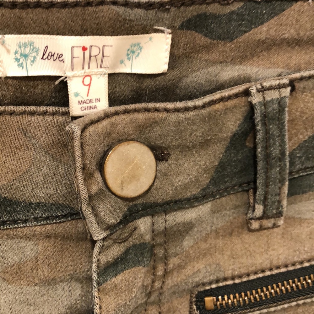 Love Fire Size 9 Camo Strech skinny jeans super stretchy. - Picture 6 of 10